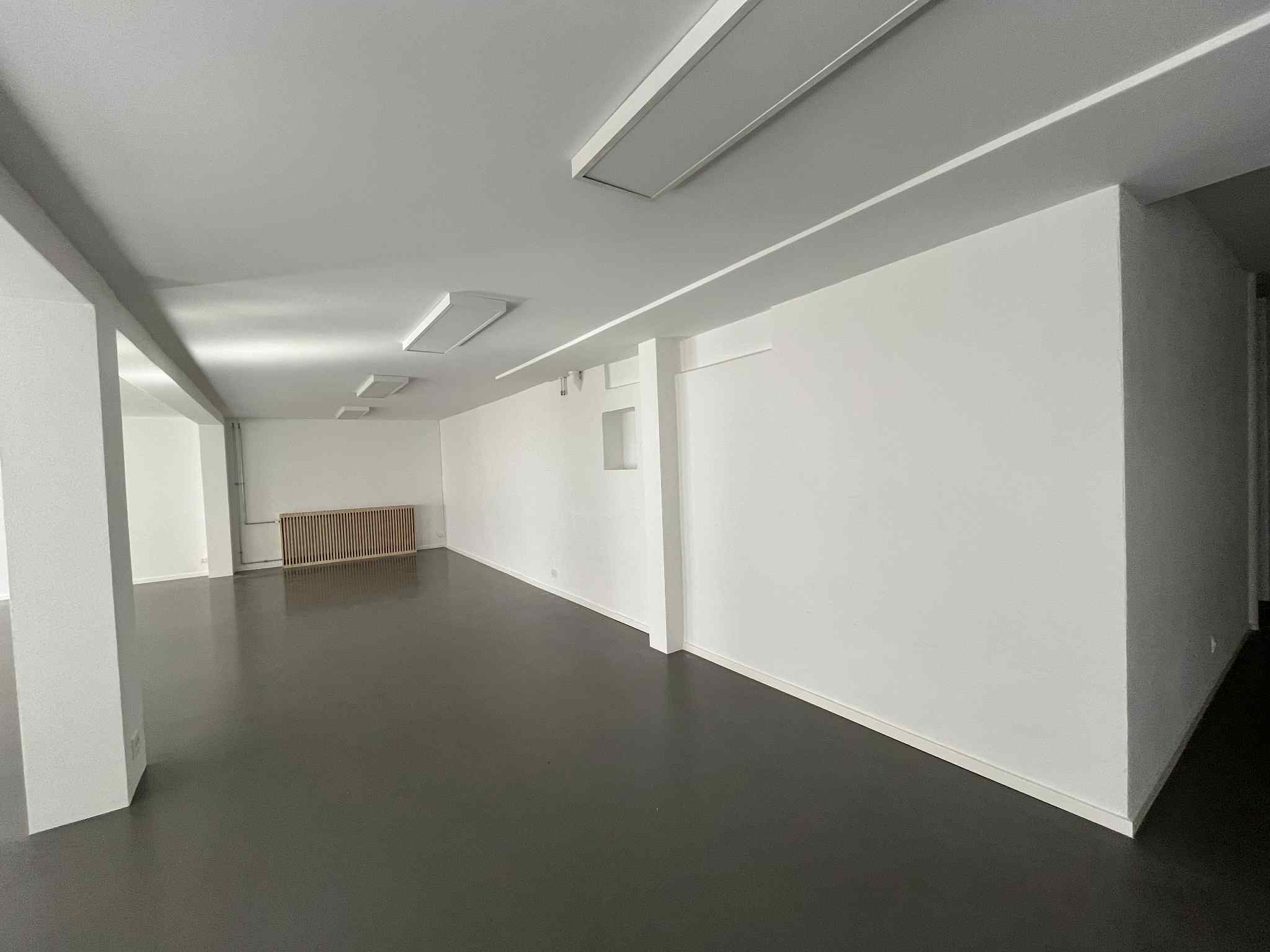 Butik i Skjern | fuldspartle, male af væg og fodlister