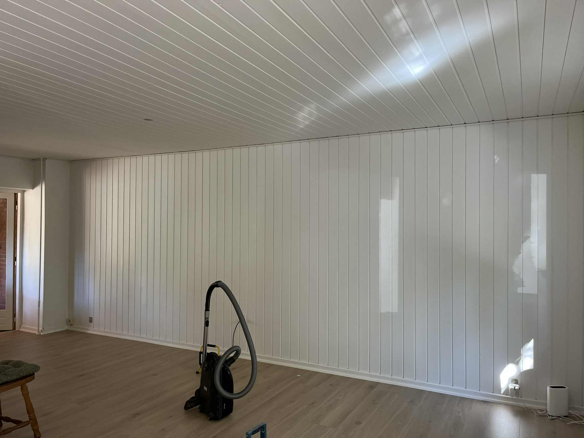 Male af væg og loft (rygerhjem)