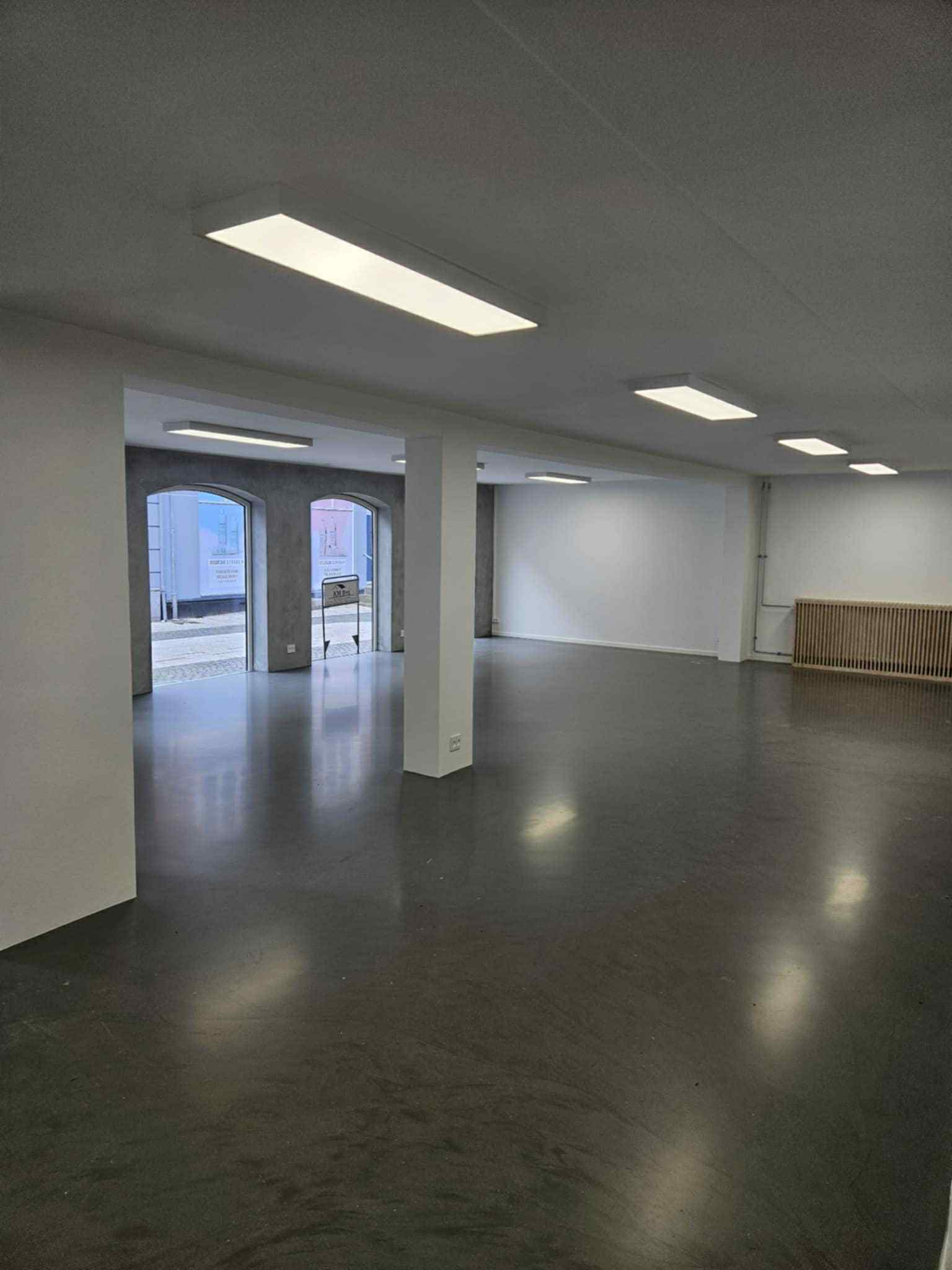 Butik i Skjern | fuldspartle, male af væg og fodlister